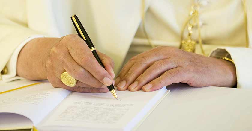 que es una enciclica papal manos del papa