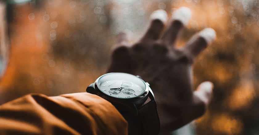 reloj en mano encuentra el ritmo de tu vida Dios te regala un nuevo comienzo