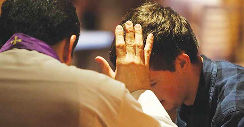 sacerdote confesando reflexiones para hacer una buena confesion