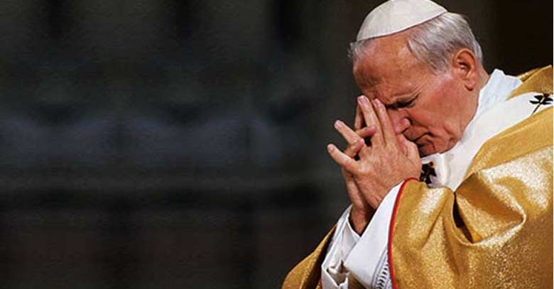 san juan pablo ii rezando muyconcentrado manos juntas y ojos cerrados en silencio