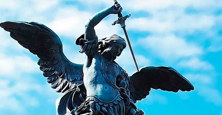 san miguel arcangel estatuda con la espada hacia abajo fondo azul cielo