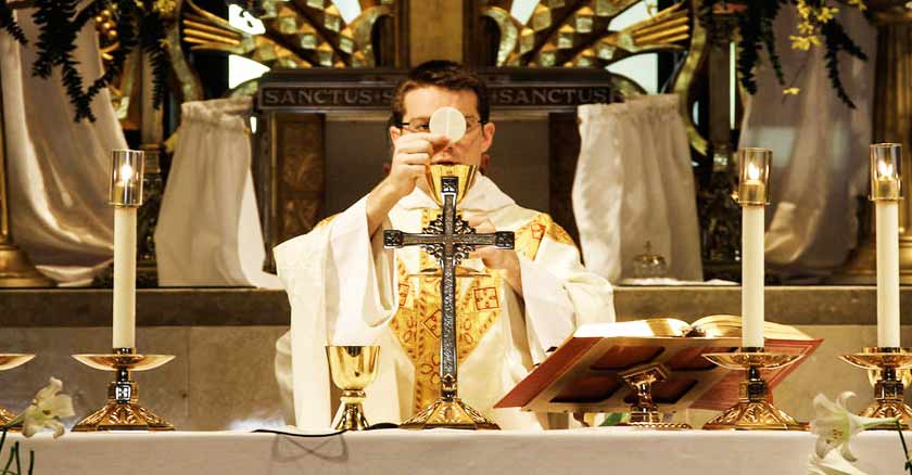 santa misa sacerdote consagranado eucaristia en altar que es la misa