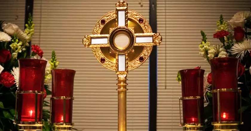 santisimo expuesto jesus sacramentado velas rojas alrededor eucaristia