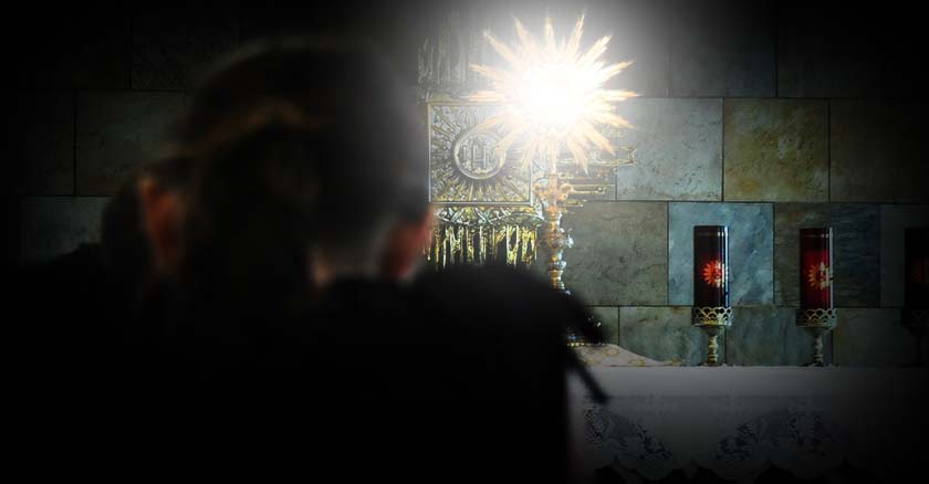 santisimo iluminado luz irradia de la hostia consagrada altar orando