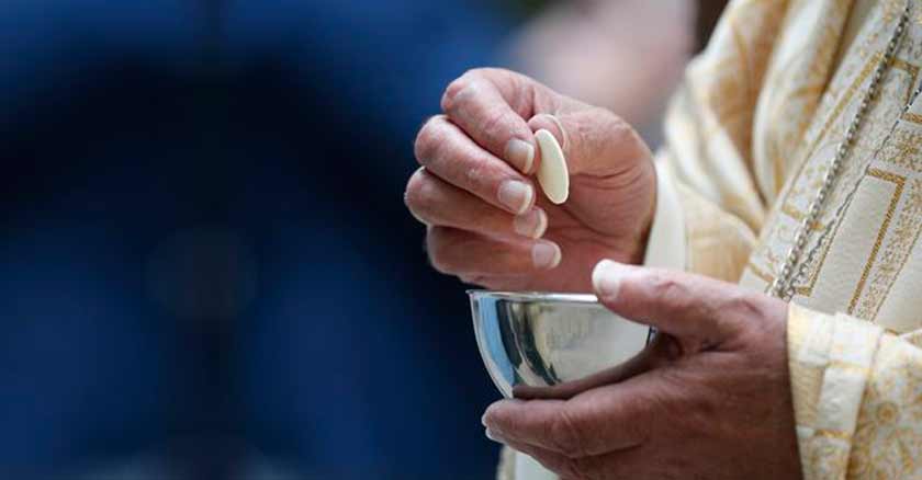 secretos para enamorarse de la sagrada comunion sacerdote con hostia en mano