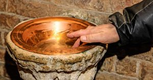 Beneficios del Agua Bendita en el hogar. Bendición y protección