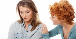 cosas que nunca debes decir a quien pasa por un duelo mujer consolando a otra