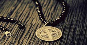 Medalla y Cruz de San Benito: arma poderosa en la lucha espiritual
