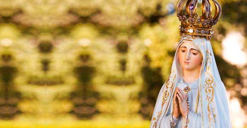 virgen de fatima estatua rezando con rosario en las manos fondo verde claro