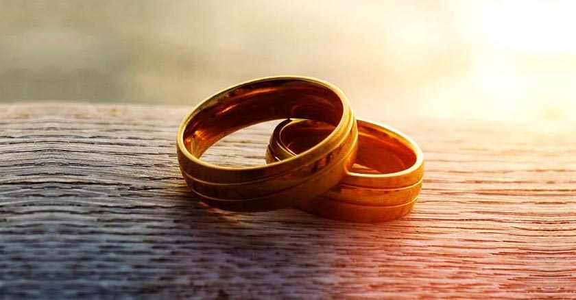 anillos de esposos bodas alianza matrimonial sobre mesa de madera dia 