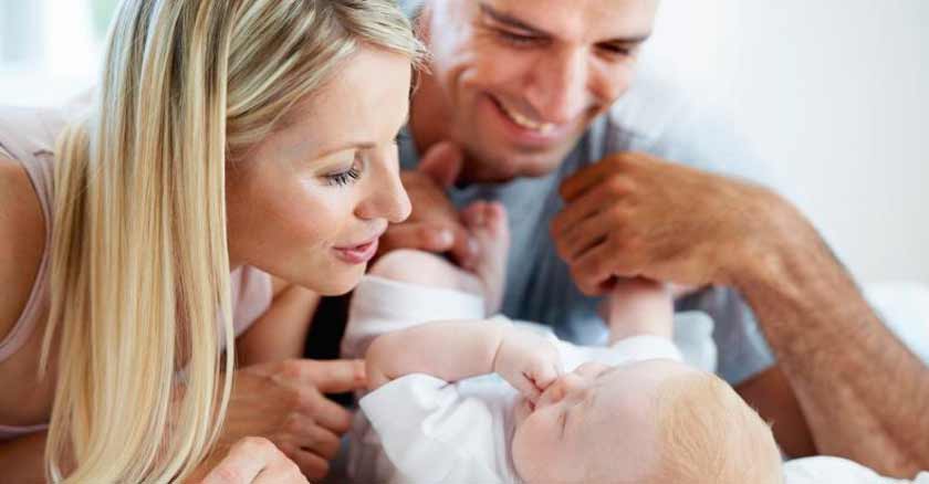 como ser un buen padre buen esposo familia feliz padre madre jugando con bebe