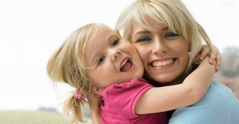 cosas que tus hijos recordaran de ti mama abrazando a su hija feliz alegres