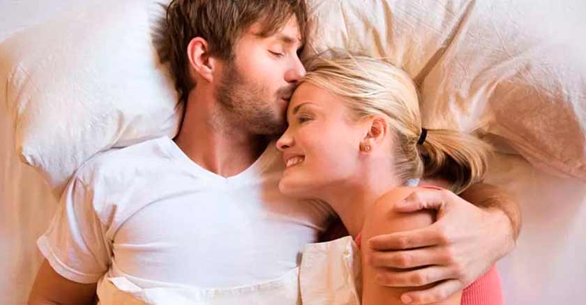 dormir en camas separadas fortalece el matrimonio pareja feliz en la cama