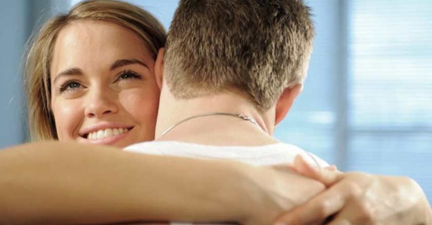 esposa mujer abrazando a su esposo feliz sonriendo 