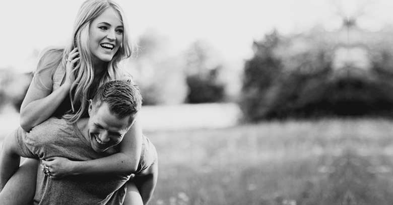 esposa subida a la espalda de su esposa matrimonio feliz blanco y negro