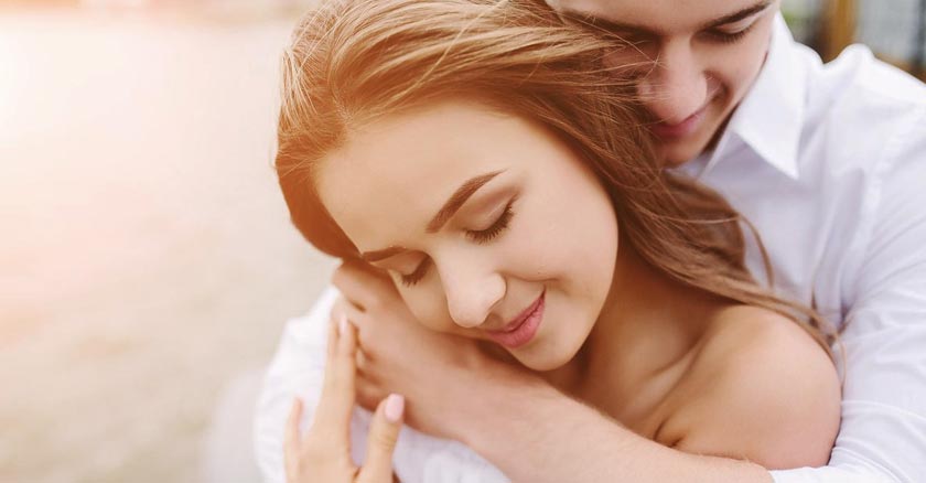 esposo abrazando con ternura a su esposa felices juntos dia 