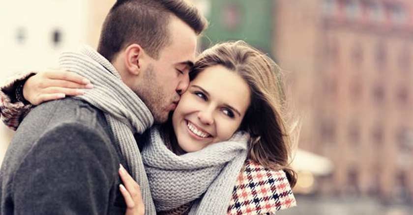 esposo besando a su esposa mujer en la mejilla felices fondo ciudad 