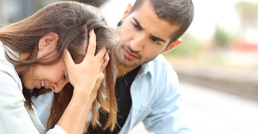 esposos discutiendo matrimonio hombre y mujer llorando agarrando su cabello