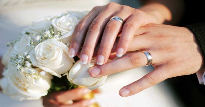 esposos en boda manos sosteniendo ramo de flores matrimonio