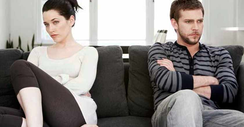 esposos hombre mujer enojados discusiones en el matrimonio