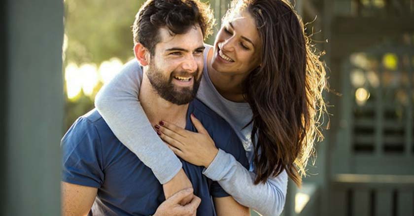 esposos juntos y felices en su matrimonio esposa abraza a su esposo