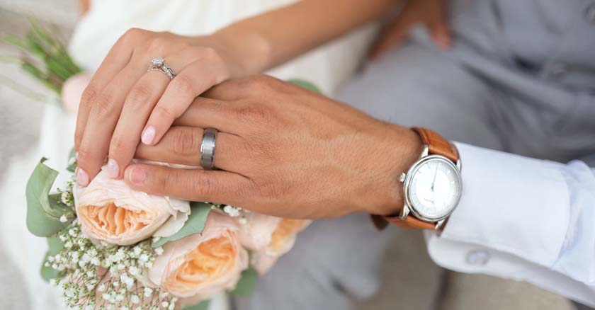 esposos recien casados en boda sostiene ramo de flores matrimonio