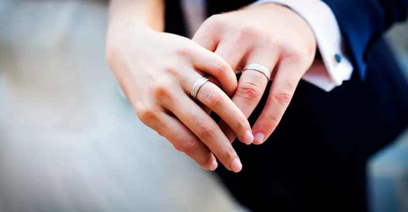 esposos tomados de la mano anillos etapas por las que atraviesan los matrimonios