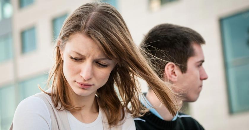 esposos tristes enojados dando la espalda uno al otro matrimonio roto