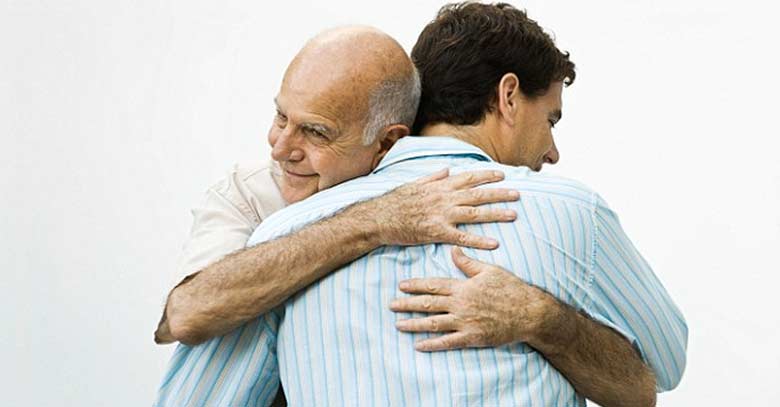 hijo abrazando a su padre anciano feliz fondo claro
