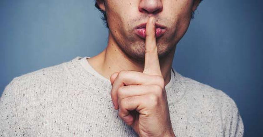 hombre colocando dedo en sus labios signo de hacer silencio ocultar callar secreto