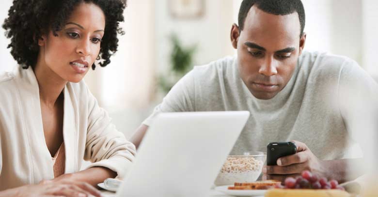 hombre mujer pareja distraidos tecnologia celular 