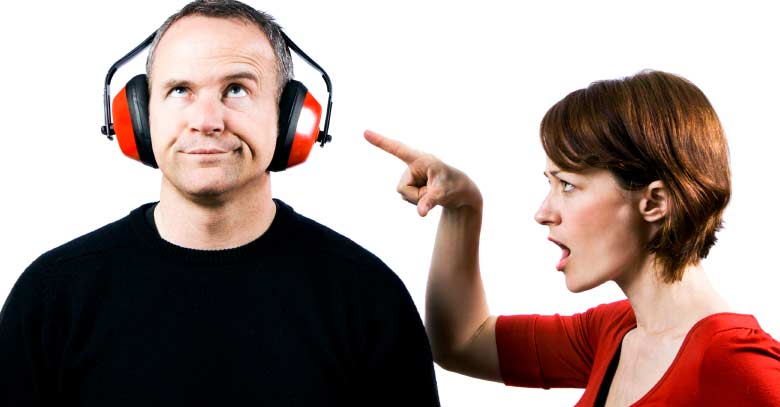 hombre no escuchando a su esposa en discusion matrimonio