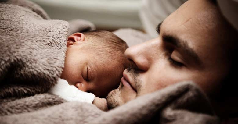 hombre papa padre durmiendo con su hijo bebe en su pecho 