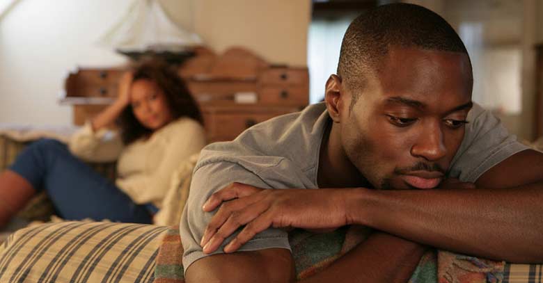 hombre triste mujer distancia matrimonio