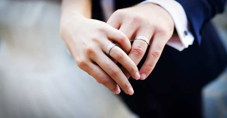 hombre y mujer tomados de la mano matrimonio anillos