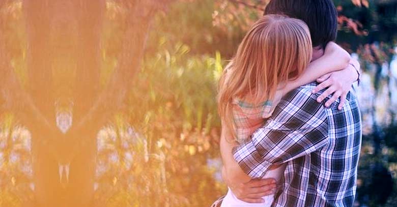joven pareja matrimonio abrazados en el parque