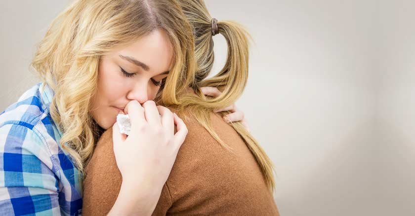 mama abrazando a su hija perdona perdonando perdon fondo claro 