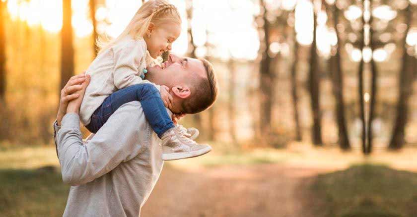 mandamientos para ser buenos padres papa cargando hija felices