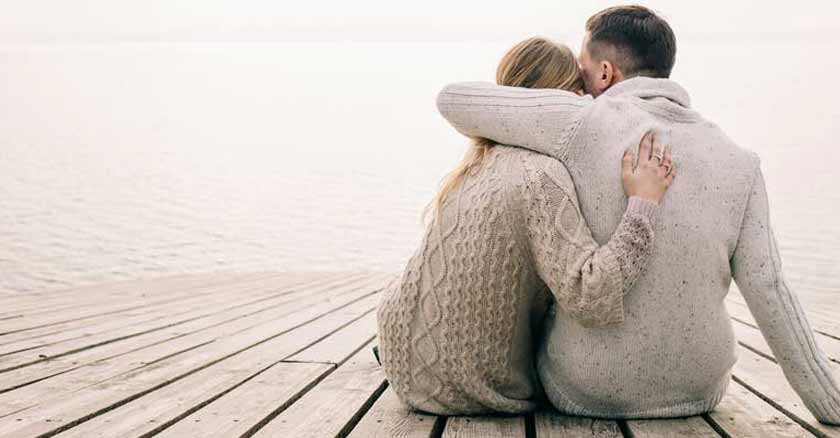 maneras de proteger tu matrimonio en tiempos dificiles esposos abrazados