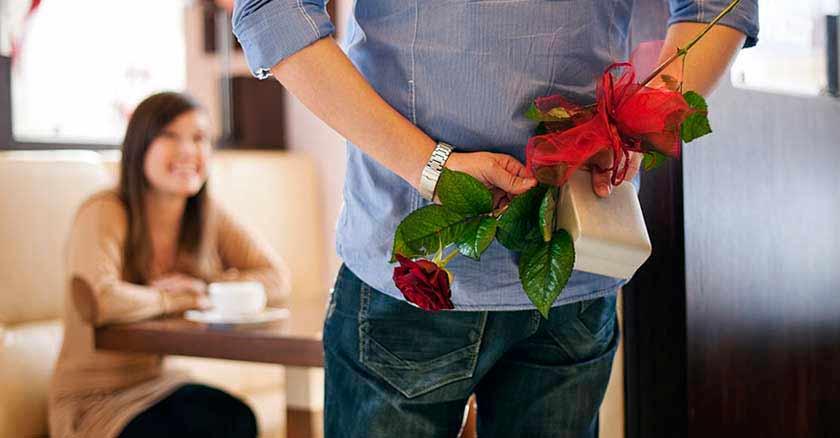 mantener vivo el romance en el matrimonio esposo regalando flores sorpresa esposa