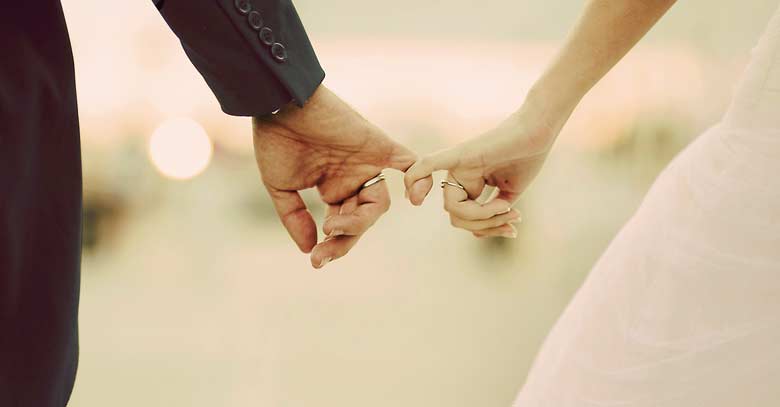 matrimonio boda esposos tomados de la mano anillos 