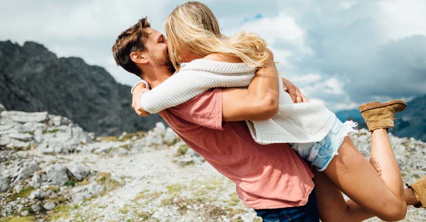 matrimonio esposos juntos felices abrazados fondo montanas cielo azul