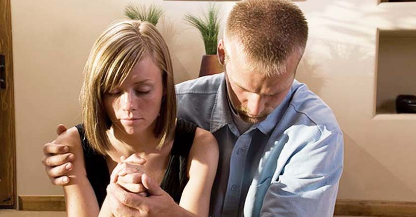 matrimonio esposos juntos haciendo oracion con los ojos cerrados