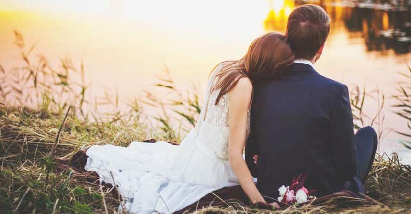 matrimonio pareja de esposos casados boda en la orilla de un lago dia