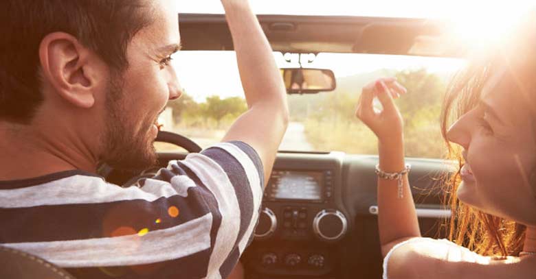 matrimonio pareja esposos felices dentro de auto en el camino