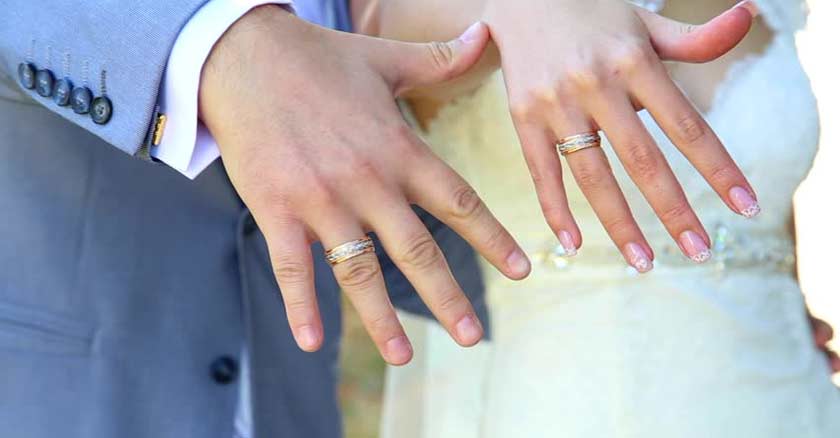 matrimonio segun la bilbia esposos esposo esposa mostrando anillos en la mano