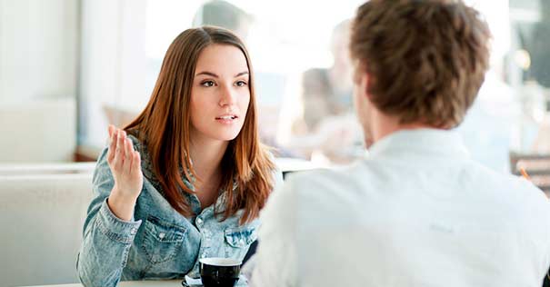 mujer conversando con hombre restaurant 