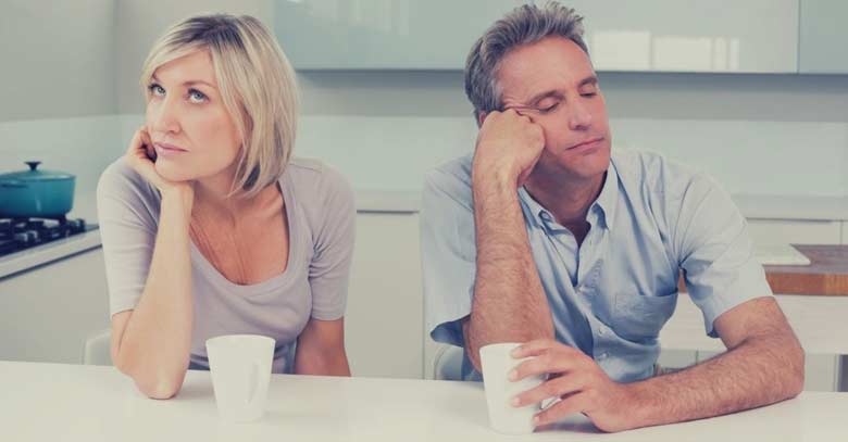 mujer hombre aburridos matrimonio esposos toman cafe 