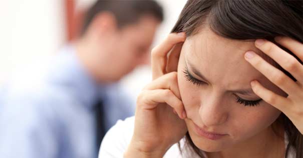 mujer preocupada problemas matrimonio esposo detras