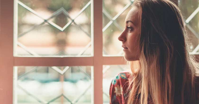 mujer rostro de perfil mirando por una ventana suegra nuera carta